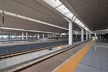 CRH380A EMUs at the station