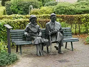 Statue Simon Carmiggelt and his wife Tiny