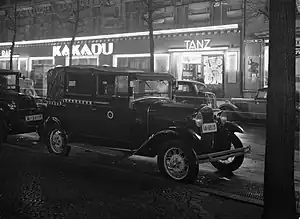 Kakadu&nbsp;[de] bar, corner of Joachimsthalerstraße, Augsburger Straße, and Kurfürstendamm, operated from 1919 to 1937