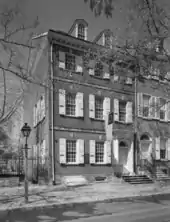 An end house in the Georgian style with a thirteen-star flag