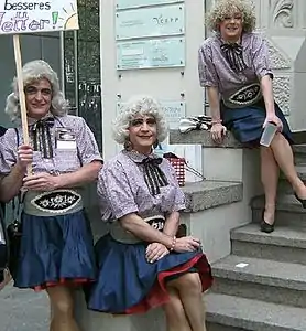 Ichgola Androgyn&nbsp;[de; fr] and the O-Tonpiraten before CSD 2010 in front of Kurfürstendamm 219 (2010)