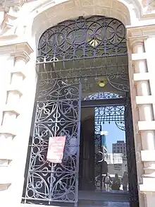 Image of the bank's entrance.