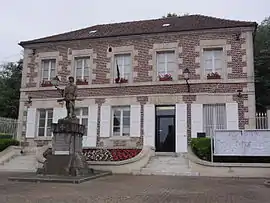 The town hall and war memorial in Jaux