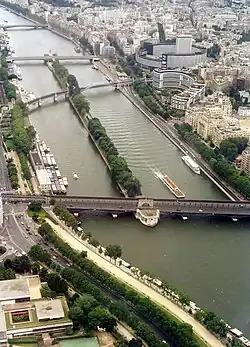 The Pont de Bir-Hakeim is located at the northern tip of the Île aux Cygnes.