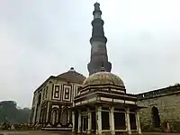 Alai Darwaza with the Tomb of Imam Zamin in the foreground