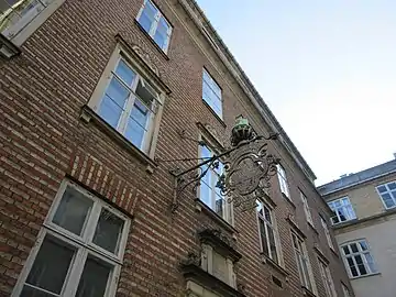 The side wing viewed from the courtyard