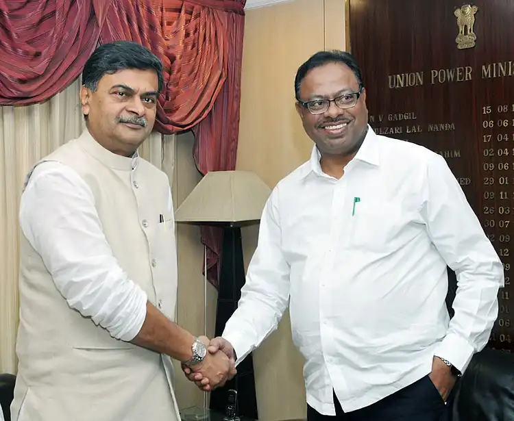 The Maharashtra Energy Minister, Shri Chandrashkahr Bawankule calling on the Minister of State (IC) for Power and New and Renewable Energy, Shri Raj Kumar Singh, in New Delhi on October 16, 2017.jpg