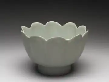 The Warming Bowl in the Shape of a Flower with Light Bluish-green Glaze, Ru ware, c. 1086&nbsp;– c. 1106.
